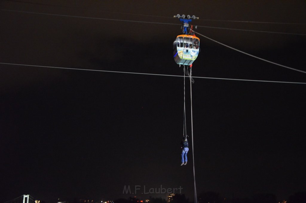 Einsatz BF Hoehenretter Koelner Seilbahn Hoehe Zoobruecke P2429.JPG